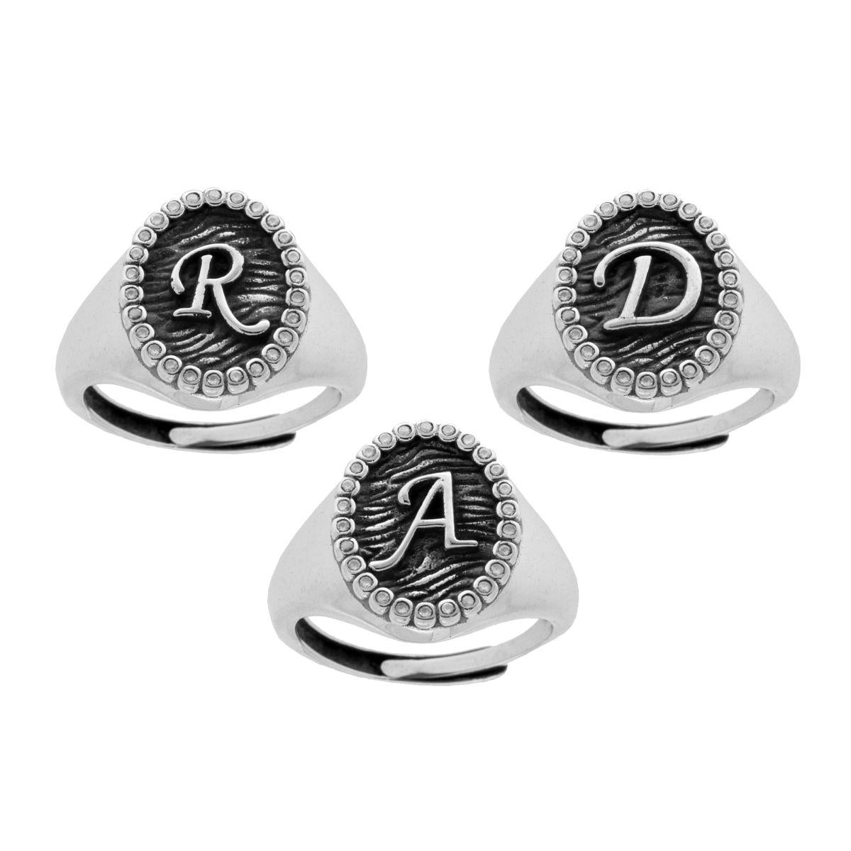 Anello Chevalier Ovale con Lettera in Rilievo e Zirconi Bianchi in ARGENTO 925 Galvanica Rodio Brunito